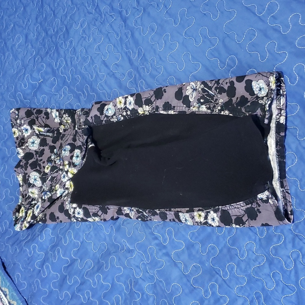 Printed black top, oriental-like flowers. V-neck. Black panels stretchy. Size xl